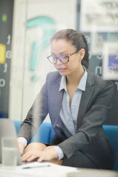 Porträt Einer Erfolgreichen Jungen Geschäftsfrau Mit Laptop Büro Erschossen Hinter — Stockfoto