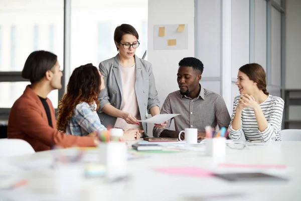 Ritratto Manager Donna Successo Che Guida Team Multietnico Riunione Copia — Foto Stock