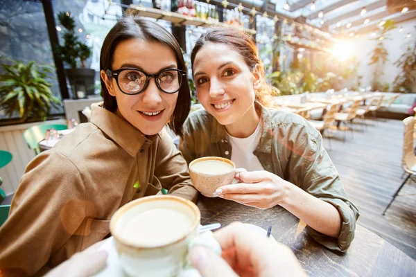 Retrato Contenido Hermosas Señoritas Camisas Casuales Sentadas Mesa Tomando Café —  Fotos de Stock