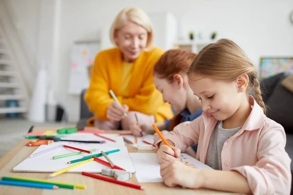 Zijaanzicht Portret Van Schattige Kleine Meisje Tekening Foto Zittend Aan — Stockfoto