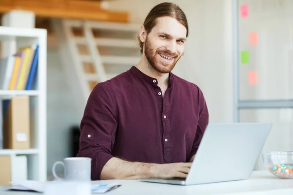 Gelukkige Jonge Manager Ontwerper Met Toothy Smile Zittend Bureau Voor — Stockfoto