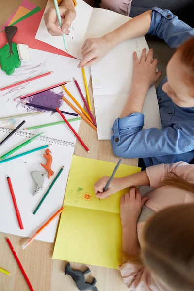 Tatil için el yapımı kartlar yapan iki kız portresi yukarıda görünümü, kopya alanı