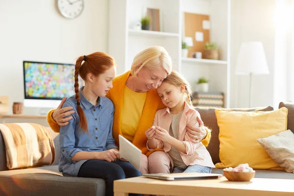 Portret Van Volwassen Vrouw Omarmt Twee Mooie Meisjes Thuis Scène — Stockfoto