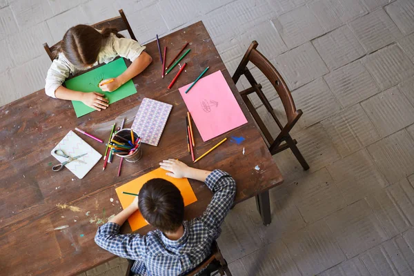 Boven Weergave Portret Van Twee Kinderen Schilderij Foto Zittend Aan — Stockfoto