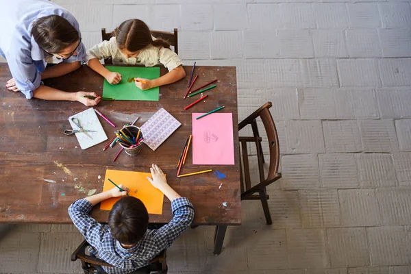 Bovenaanzicht Portret Van Kinderen Schilderij Foto Aan Tafel Met Moeder — Stockfoto