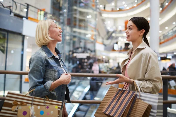 Fröhlich Attraktive Ältere Dame Mit Blonden Haaren Hält Papiertüten Der — Stockfoto