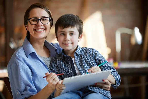 Ritratto Vita Madre Figlio Felici Che Guardano Fotocamera Mentre Disegnano — Foto Stock