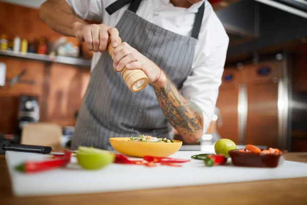 Restoran Mutfağında Yemek Pişirirken Profesyonel Şef Tuzlama Çanak Orta Bölüm — Stok fotoğraf
