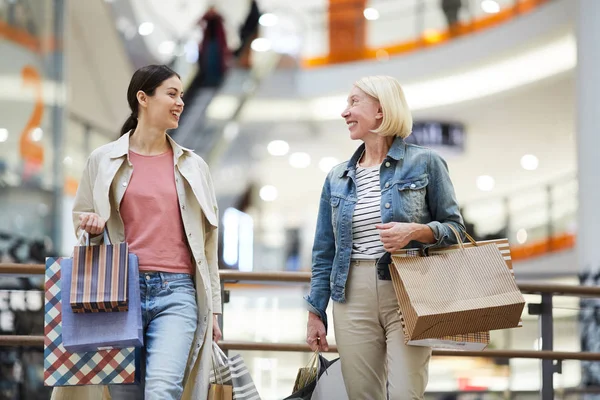 Feliz Madre Optimista Hija Adulta Trajes Casuales Que Llevan Bolsas —  Fotos de Stock