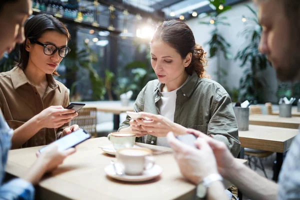 Grupo Startuppers Adictos Gadgets Serios Sentados Mesa Usando Teléfonos Inteligentes —  Fotos de Stock