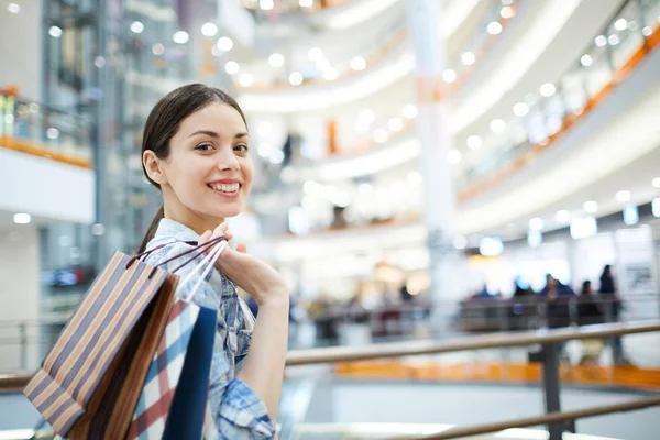 Positives Hübsches Mädchen Mit Schwarzen Haaren Das Einem Modernen Einkaufszentrum — Stockfoto