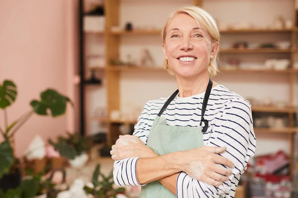 Retrato Una Artista Sonriente Mirando Cámara Mientras Posaba Taller Espacio — Foto de Stock