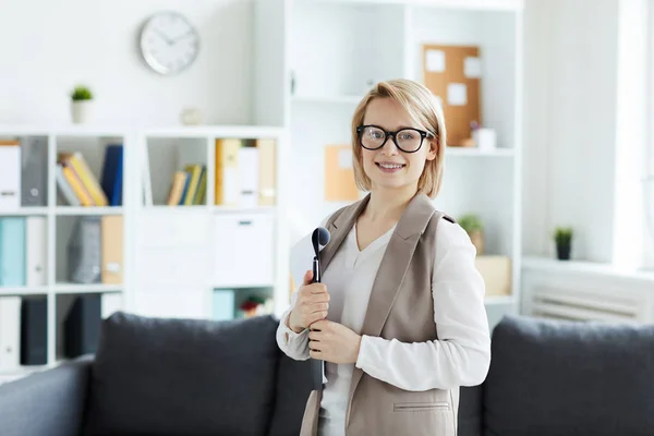 Junge Lächelnde Hübsche Blondine Die Ihrem Büro Vor Der Kamera — Stockfoto
