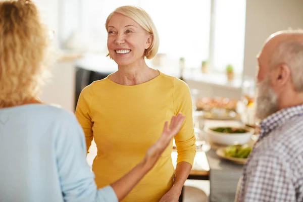 Positiv Upphetsad Attraktiv Mogen Dam Med Kort Blont Hår Lyssnar — Stockfoto