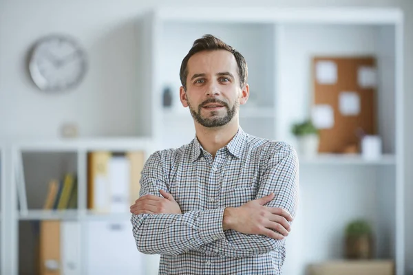 Jonge Zelfverzekerde Zakenman Casual Shirt Kruisen Zijn Armen Borst Terwijl — Stockfoto