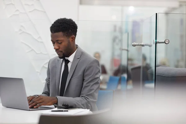 Retrato Belo Empresário Afro Americano Usando Laptop Enquanto Trabalhava Escritório — Fotografia de Stock