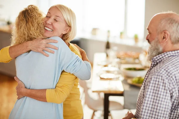 Lycklig Upphetsad Mogen Dam Med Kort Blont Hår Kramar Vän — Stockfoto