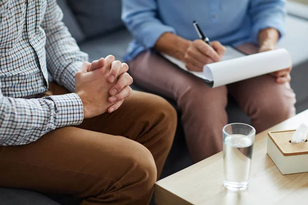 Paciente Tenso Consejero Que Mantiene Mano Mano Mientras Está Sentado — Foto de Stock