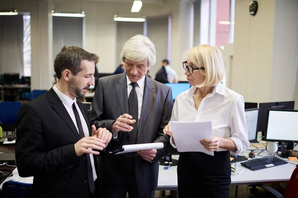 Taille Portret Van Succesvolle Volwassen Zakenmensen Bespreken Werk Staand Office — Stockfoto