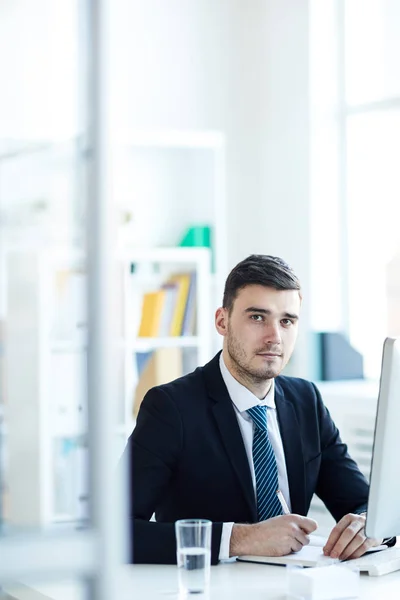 Hombre Negocios Serio Traje Elegante Sentado Lugar Trabajo Haciendo Notas — Foto de Stock