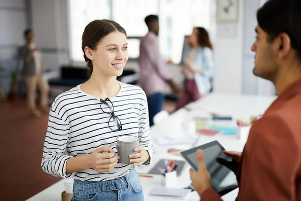 Taille Portret Van Hedendaagse Jonge Vrouw Praten Met Collega Glimlachend — Stockfoto