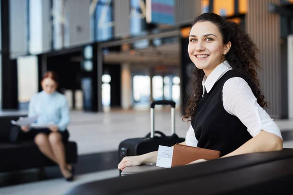 Havaalanı Lobisinde Bekleyen Seyahat Için Heyecanlı Kameraya Bakan Gülümseyen Genç — Stok fotoğraf