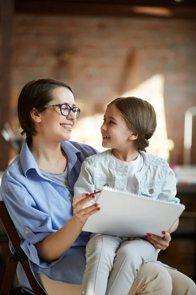 Waist Portrait Loving Mother Daughter Looking Each Other While Drawing — Stock Photo, Image