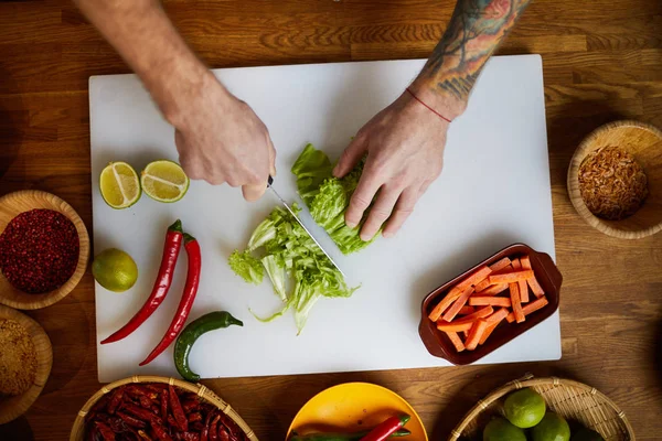 Vista Superior Retrato Chef Irreconocible Cortar Verduras Mientras Cocina Plato — Foto de Stock