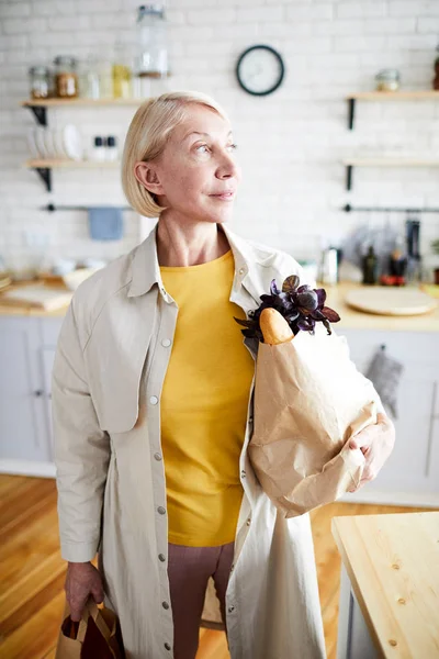 Innehåll Attraktiv Mogen Dam Med Kort Blont Hår Står Köket — Stockfoto