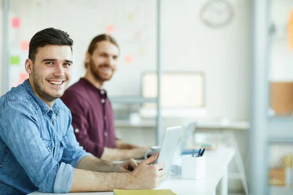 Jovem Gerente Alegre Com Sorriso Dente Seu Colega Casualwear Olhando — Fotografia de Stock