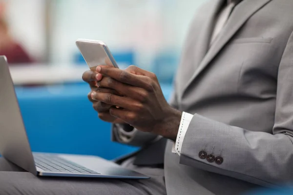 Ofiste Çalışırken Akıllı Telefon Kullanan Tanınmayan Afrikalı Işadamının Kapatılması Kopyalama — Stok fotoğraf