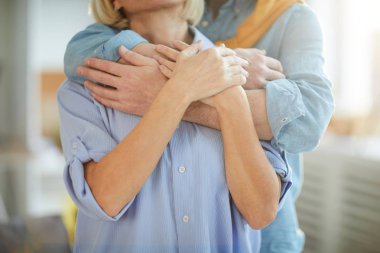 Bilinemez olgun çiftin orta bölüm portre evde şefkatl kucaklayan, kopya alanı