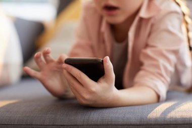 Akıllı telefon kullanarak tanınmayan küçük kızın yakın çekim, internet üzerinden kaydırma eller odaklanmak, kopyalama alanı