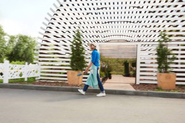 Bilinemez kıdemli işçi planttion geçmiş sera yürüyüş arka plan görüntüsü, kopya alanı