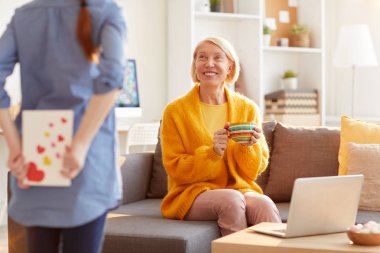 Anneler gününde anne için el yapımı kart sunan tanınmayan çocuğun geri görünümü, kopya alanı