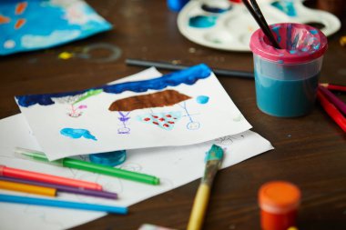 Sanat malzemeleri ile masaya çizim çocuk yakınçekim, kopya alanı arka plan