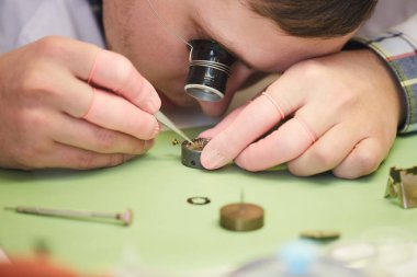 Karmaşık mekanik saat montajı taınmaz fabrika işçisi yakın çekim, kopyalama alanı