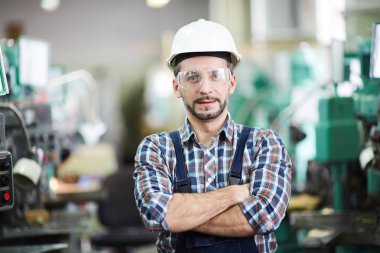Sakallı fabrika işçisi hardhat kamera bakarak atölye poz sırasında portre kadar bel, kopya alanı