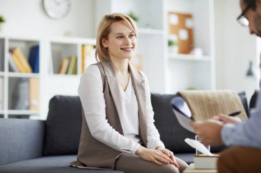 Bireysel oturumsırasında onun tavsiyedinlerken onun danışmanı bakarak Mutlu genç rahat kadın