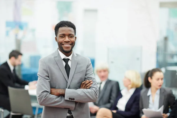 Portrait Taille Haute Homme Affaires Afro Américain Succès Souriant Caméra — Photo