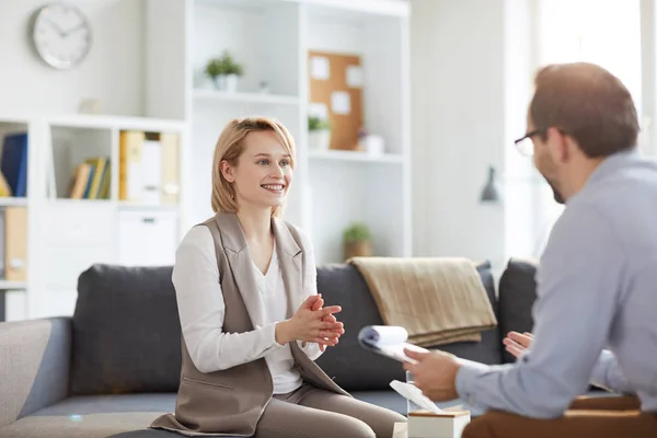 Young Blonde Smiling Woman Sitting Couch Looking Counselor Discussion Ways — Stock Photo, Image