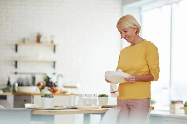 Positiv Attraktiv Mogen Kvinna Med Kort Blont Hår Som Står — Stockfoto