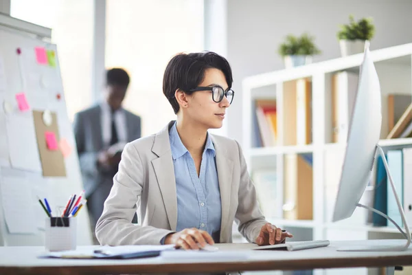 Young Elegant Businesswoman Concentrating Analyzing Online Data While Sitting Desk — Stock Photo, Image