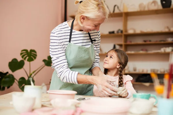 Varm Opp Portrett Mor Barn Keramikkurs Der Lager Håndlaget Keramikk – stockfoto