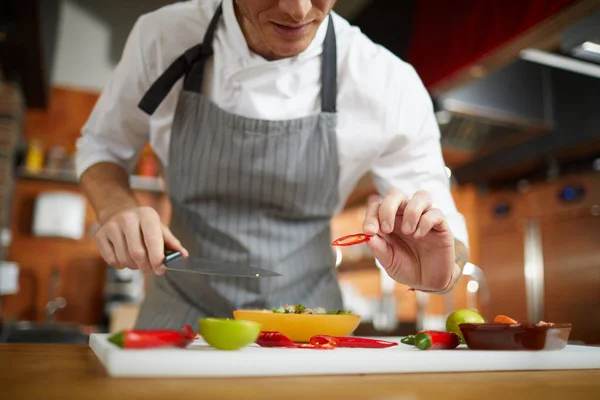 Retrato Sección Media Del Chef Irreconocible Cortando Verduras Restaurante Espacio — Foto de Stock