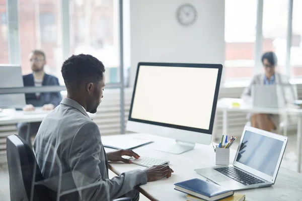 Afroameričan Vedoucí Kanceláře Formální Práci Sedí Před Počítačovým Monitorem Analyzuje — Stock fotografie