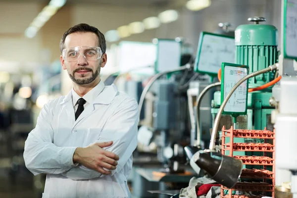 Ritratto Vita Operaio Maturo Che Indossa Camice Laboratorio Sorridente Alla — Foto Stock