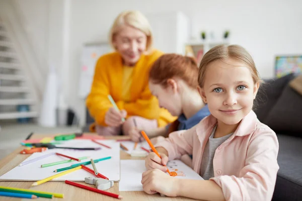 Portret Van Schattig Klein Meisje Kijkend Naar Camera Terwijl Het — Stockfoto