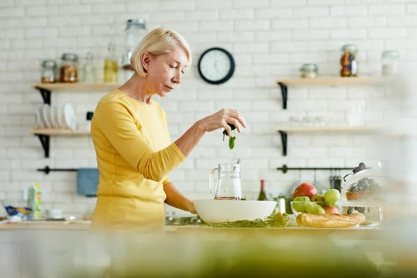 Allvarlig Attraktiv Mogen Kvinna Gul Tröja Står Vid Disken Och — Stockfoto