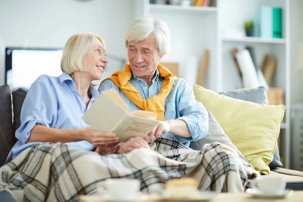 Retrato Pareja Madura Feliz Leyendo Libro Juntos Sentados Sofá Casa — Foto de Stock